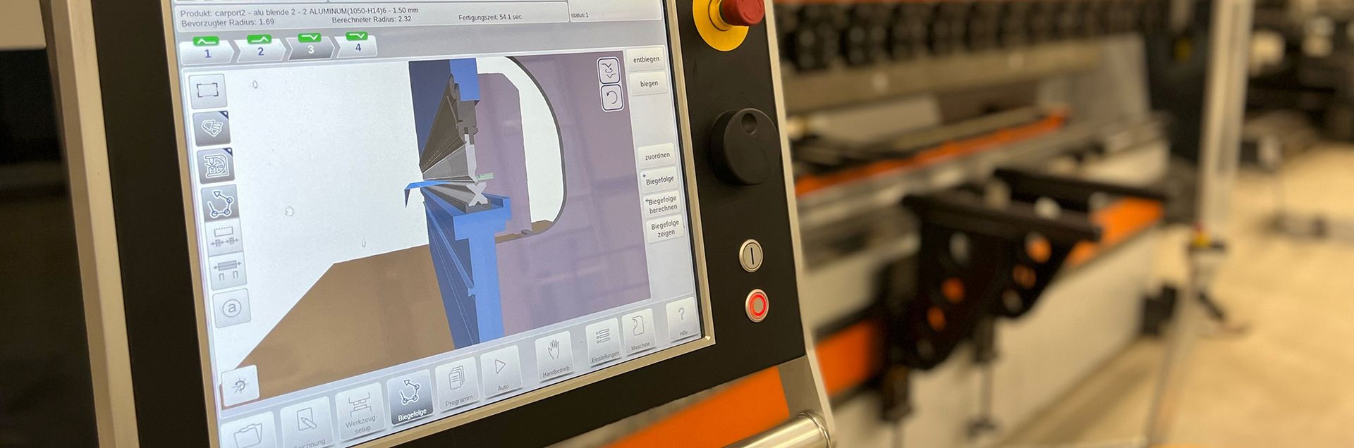 Eine Maschine steht in der Mitte einer Fabrik, umgeben von Produktionsanlagen und Arbeitsbereichen.